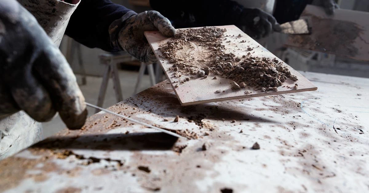 Wypełnianie kawern trawertynu żywicą